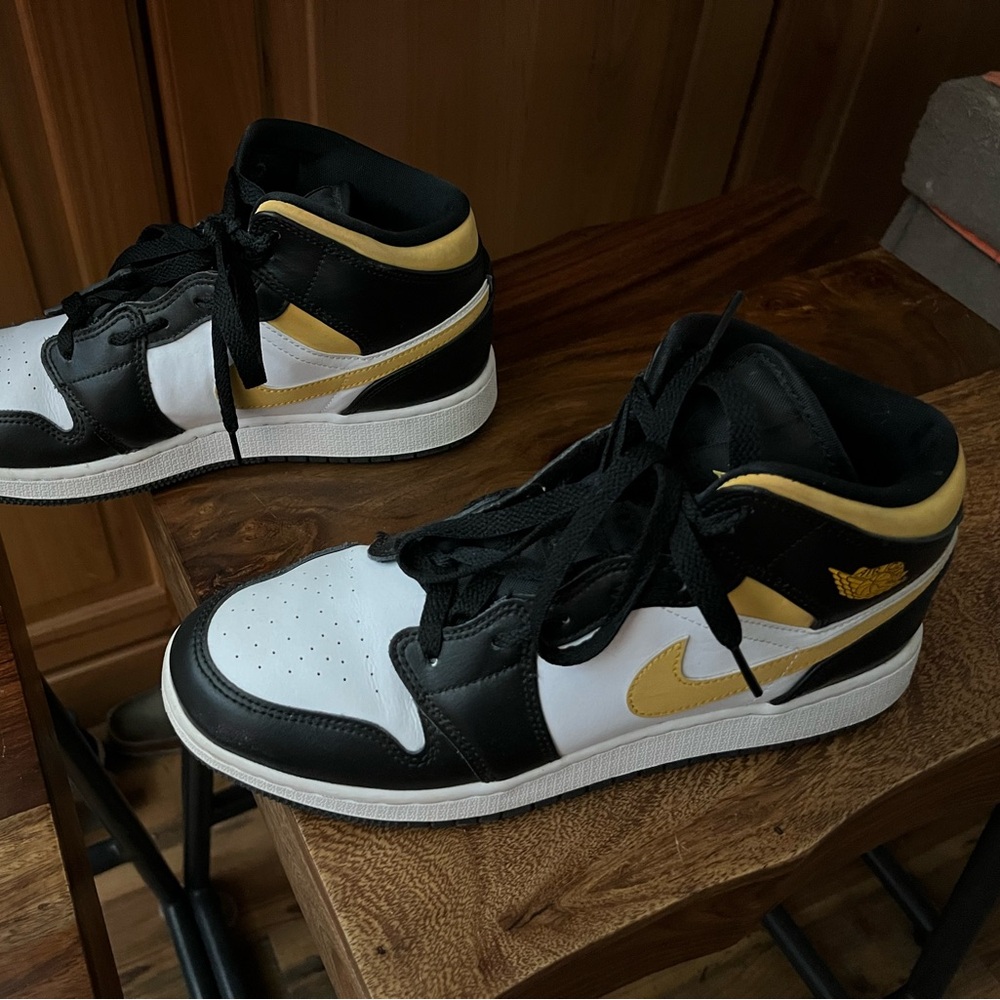 Nike Jordan 1 Mid White, Pollen, Black. No creases